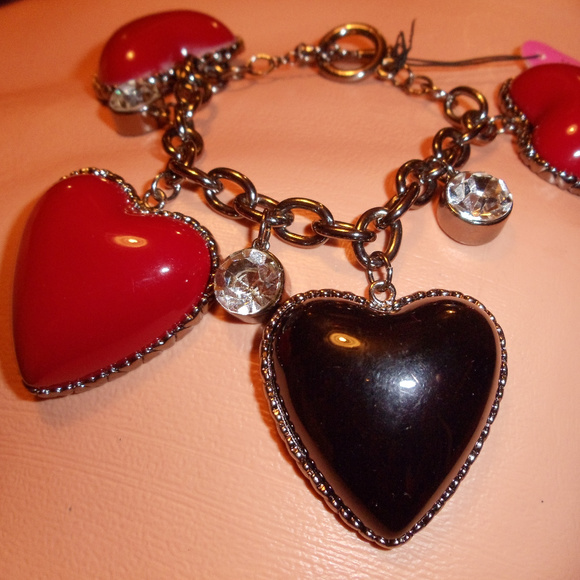 Betsey Johnson Jewelry - BETSEY JOHNSON LUCITE RESIN HEART CHARM BRACELET B
